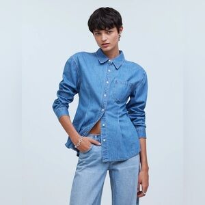 NWT Madewell Denim Darted Button-Up Shirt in Winnset Wash Blue - Medium